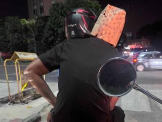 हेलमेट नहीं था, चालान से बचने के लिए पहन लिया कागज का हेलमेट, लोग बोले- वाह क्या जुगाड़ है