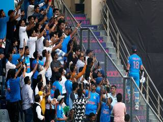 IND vs SL: विराट कोहली सेंचुरी से चूके, सोशल मीडिया पर फैंस का फिर टूटा दिल