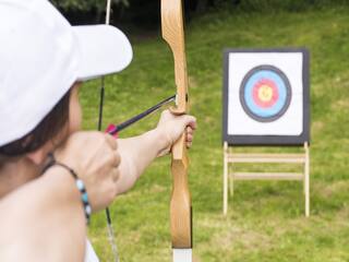धनुर्धर अर्जुन की तरह तीर चलाना सीखना है तो इन Archery Academies से ले सकते हैं ट्रेनिंग