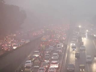 Delhi Air Pollution: दिल्ली में लगातार बढ़ रहा प्रदूषण का कहर, कई इलाकों में AQI 450 के पार
