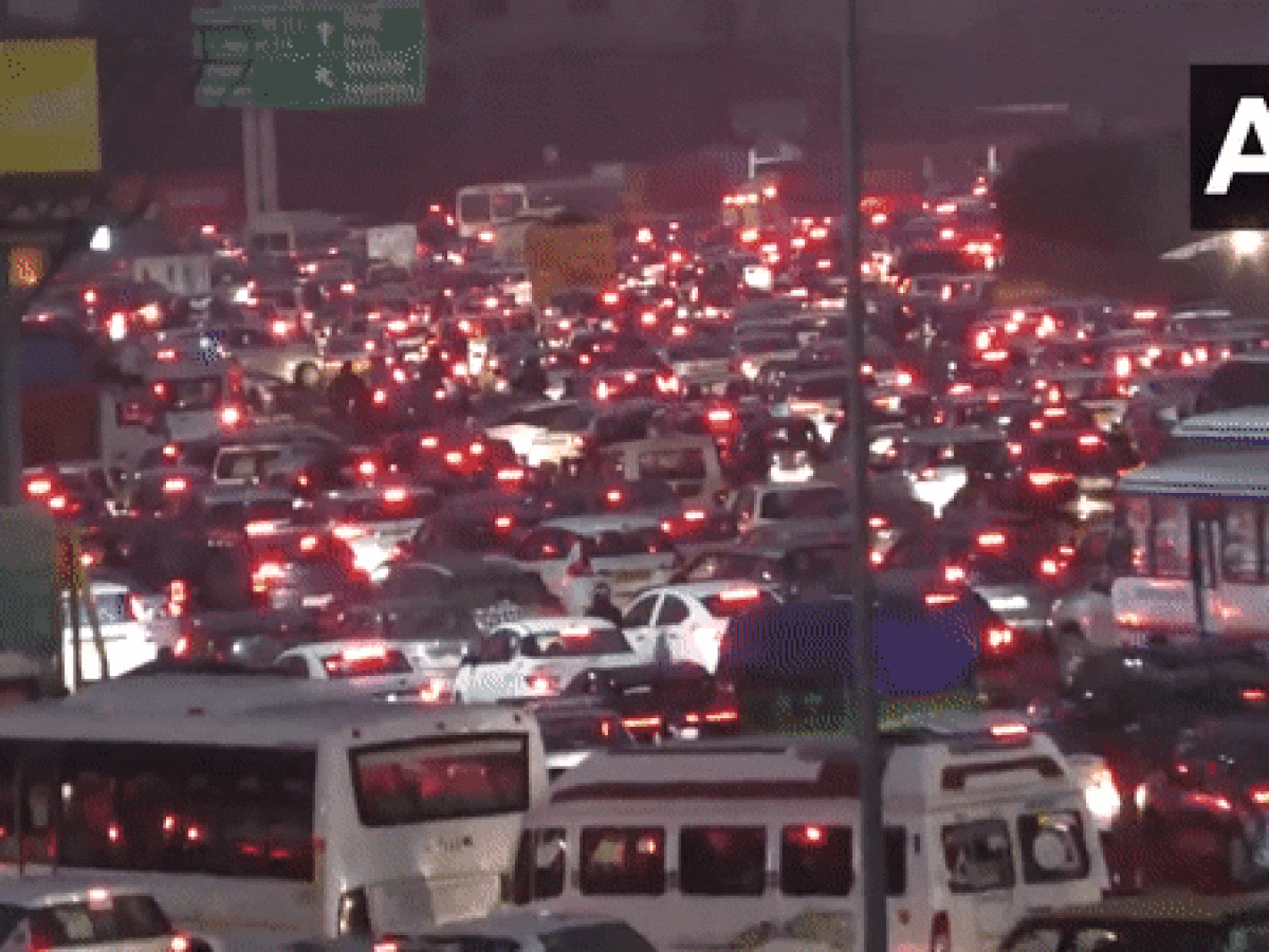 Traffic Update: गुरुग्राम-दिल्ली Expressway पर भीषण जाम, सड़क पर रेंग रहीं गाड़ियां | VIDEO