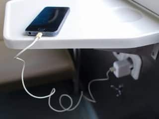 ट्रेन से सफर करते वक्त मोबाइल चार्ज में लगाएं या नहीं, जानें क्या कहते हैं एक्सपर्ट