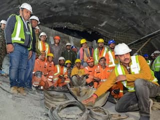मनमोहन ने मोह लिया मन! NDRF के जवान को देख नहीं रहा था मजदूरों की खुशी का ठिकाना, ऐसा था पहला रिएक्शन