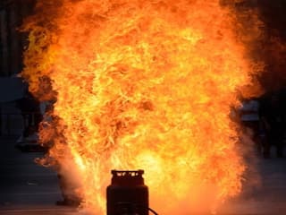 पुणे में Symbiosis College के पास बड़ा हादसा, 10-12 LPG सिलेंडरों में विस्फोट, लोगों में दहशत