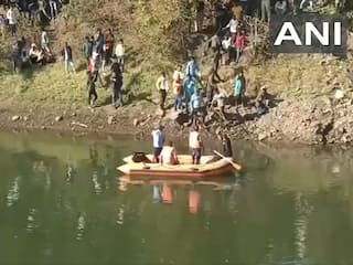 MP News: बबीहा पुल के पास नदी में गिरी कार, 2 लोगों को बचाया गया, 2 की तलाश जारी