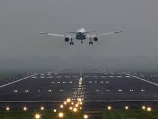 कोहरा बना मुसीबत! दिल्ली से उड़ान भरने वाली 35 फ्लाइट्स लेट, एयरपोर्ट ने जारी की एडवाइजरी