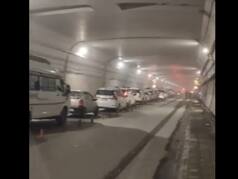 हिमाचल पहुंचे पर्यटकों की छुट्टियों का मजा हुआ किरकिरा, जाम से लदी Atal Tunnel, हजारों सैलानी फंसे | देखें VIDEO