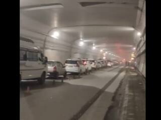 हिमाचल पहुंचे पर्यटकों की छुट्टियों का मजा हुआ किरकिरा, जाम से लदी Atal Tunnel, हजारों सैलानी फंसे | देखें VIDEO