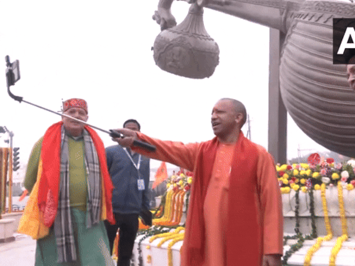 PM के दौरे से पहले अयोध्या पहुंच योगी ने लिया तैयारियों का जायजा, रामलला के दर्शन किये, सेल्फी भी ली | देखें VIDEO