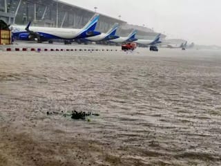Tamilnadu News: तमिलनाडु में चक्रवात 'Michuang' ने बरपाया कहर, पानी-पानी हुआ चेन्नई एयरपोर्ट, देखें VIDEO