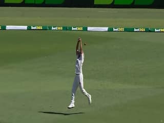 VIDEO: पाकिस्तानी फील्डरों में लगी कैच छोड़ने की होड़, कमेंटेटर्स की भी छूटी हंसी