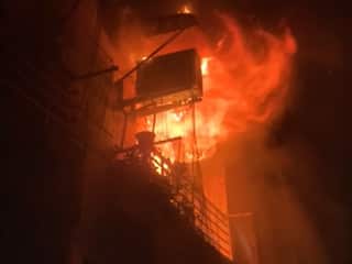 Delhi News: दिल्ली के पालम में वैष्णवी अपार्टमेंट में भीषण आग, 4 लोग झुलसे