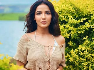 Jasmine Bhasin की छुट्टियों के प्लान पर एयरलाइन कंपनी ने फेरा पानी, 10 घंटे इंतजार के बाद एक्ट्रेस का फूटा गुस्सा