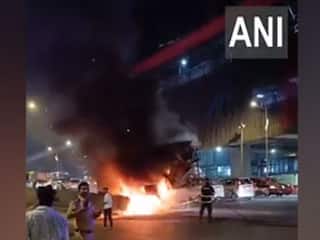 Mumbai News: हाइवे में दौड़ रहे ट्रक में अचानक भड़की आग, ड्राइवर घायल