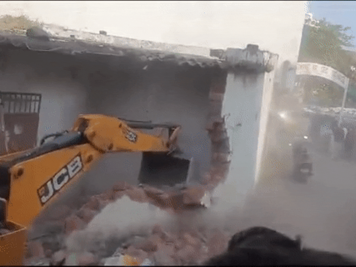 MP का CM बनते ही एक्शन मोड में मोहन यादव- BJP कार्यकर्ता का हाथ काटने वाले आरोपी के घर चला बुलडोजर | VIDEO