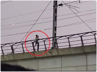 Delhi Metro के ट्रैक से कूदने जा रही थी लड़की, पुलिस ने ऐन मौके पर ऐसे बचाई जान- देखें VIDEO