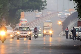Delhi AQI: पहले से सुधरी दिल्ली की हवा, लेकिन अब भी 'खराब' श्रेणी में बरकरार, AQI 296