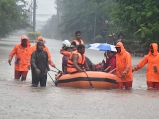 तमिलनाडु में भारी बारिश से तबाही, क्रिसमस का जश्न हुआ रद्द, बाढ़ में फंसे लोगों को बचाने में जुटी सेना