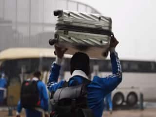 IND vs SA: साउथ अफ्रीका पहुंची टीम इंडिया, ट्रॉली बैग सिर पर उठा भागते नजर आए खिलाड़ी