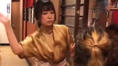 Japan Viral Video: जापान का अनोखा रेस्टोरेंट, जहां ग्राहकों को थप्पड़ मारने के बाद दिया जाता है खाना
