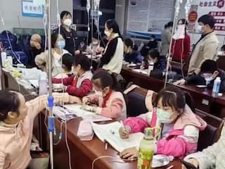 China Viral Video: बीमारी में भी नहीं रुकी बच्चों की पढ़ाई, अस्पतालों में बनाए गए होमवर्क जोन