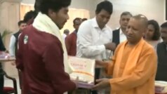 UP CM Yogi Adityanath  ने उत्तरकाशी सुरंग हादसे के जीवित बचे यूपी के 8 श्रमिकों से की मुलाकात