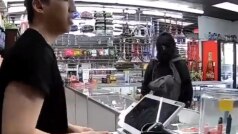 Robbery Viral Video: बुर्क़ा पहनकर दुकान लूटने आई महिला, शख्स ने ऐसे बिगाड़ा खेल