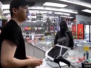 Robbery Viral Video: बुर्क़ा पहनकर दुकान लूटने आई महिला, शख्स ने ऐसे बिगाड़ा खेल