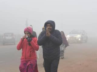 India Weather Update: इन राज्यों में बारिश और ओले पड़ने का अनुमान, दिल्ली-NCR समेत इन राज्यों में सुबह दिखा घना कोहरा