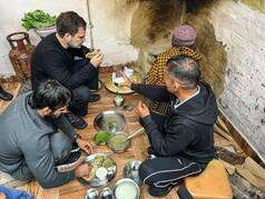 PHOTOS: कुश्ती खेली, खाई चूल्हे की बनी रोटी... फूल नहीं थे तो पहलवानों ने ऐसे किया मूली देकर स्वागत