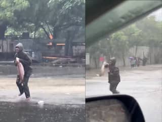 आपदा में अवसर! चेन्नई में तूफान के बाद सड़क पर मछली पकड़ने वाला शख्स, वायरल वीडियो ने सबको चौंकाया