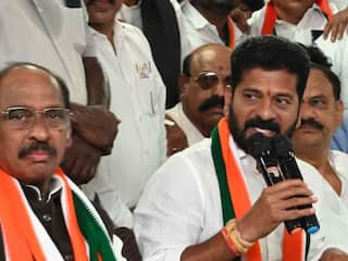 हैदराबाद में कांग्रेस विधायकों की बैठक, CM पद के लिए रेवंत रेड्डी का नाम चर्चा में