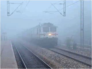 Train Delayed: दिल्ली में आज भी कोहरे का कहर, 33 ट्रेनें लेट, यात्री परेशान