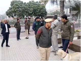 New Year 2024: नए साल के जश्न को तैयार दिल्ली, निगरानी के लिए पुलिस के एक हज़ार जवान तैनात; कनॉट प्लेस में निजी वाहन ले जाने पर रोक | VIDEO
