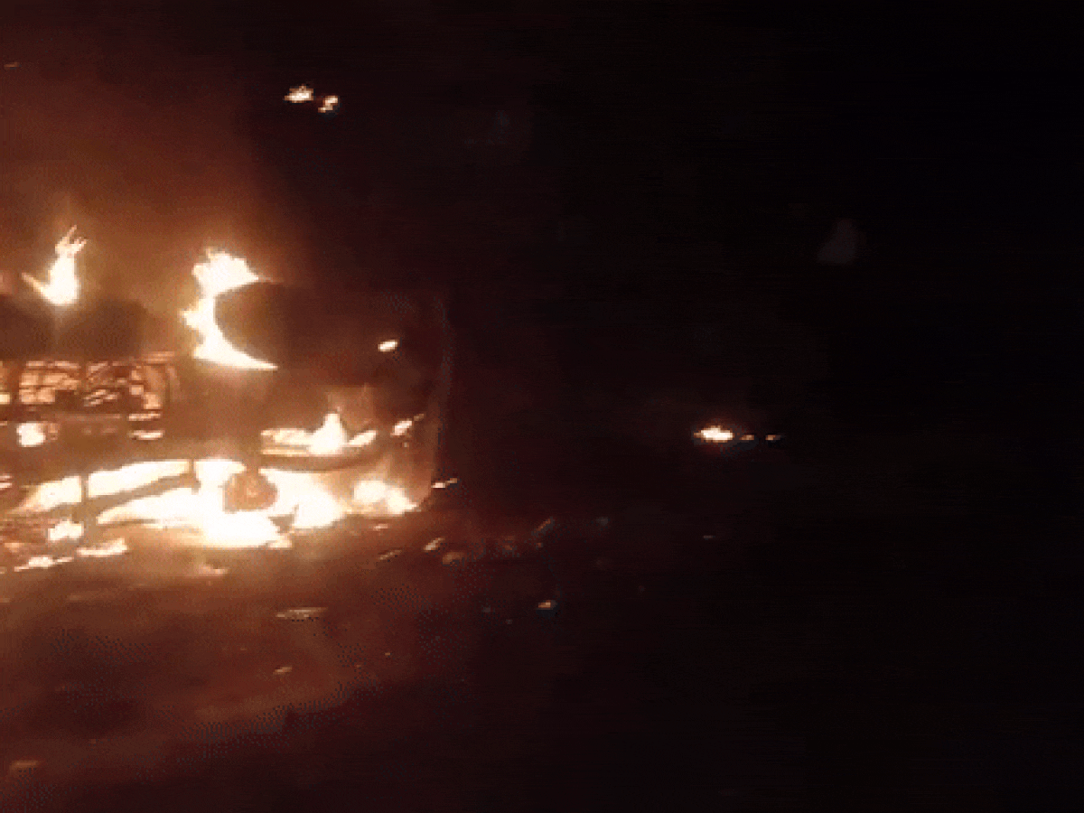 MP के गुना में दर्दनाक सड़क हादसा, डंपर से टक्कर के बाद बस में लगी भीषण आग- 13 यात्रियों की मौत; कई झुलसे | VIDEO