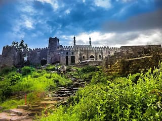 कई सौ साल पुराना है गोलकोंडा का किला, एक बार जरूर घूमिए यहां
