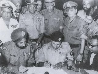 16 दिसंबर 1971: पाकिस्तानी सेना के ढाका में आत्मसमर्पण के दस्तावेज़ पर हस्ताक्षर के बाद बना था बांग्लादेश