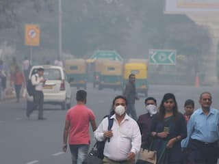 Delhi Pollution: दिल्ली में दमघोंटू हवा से हालात खराब, AQI अभी भी 400 पार