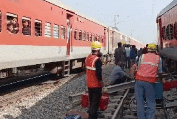 Rajasthan Train Derailed: 4 Coaches Of Ajmer-Sealdah Express Train Derail At Ajmer Station | Video