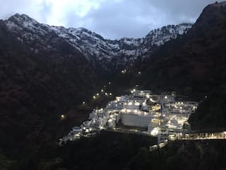 माता वैष्णो देवी के दरबार में हुई सीजन की पहली बर्फबारी, श्रद्धालुओं ने उठाया लुत्फ, देखें VIDEO