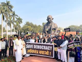 MP Protest: संसद से सांसदों के सस्पेंशन के खिलाफ I.N.D.I.A दल के नेताओं का जंतर-मंतर पर विरोध प्रदर्शन 