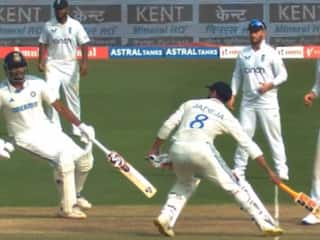 VIDEO: अश्विन-जडेजा की हो गई नोकझोंक; रन लेते वक्त एक ही छोर पर जा पहुंचे दोनों बैटर, शास्त्री का मजेदार रिएक्शन वायरल