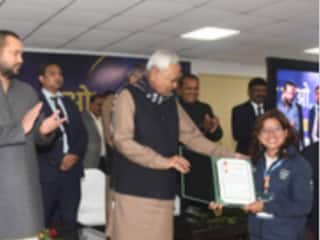 CM नीतीश कुमार ने 'मेडल लाओ नौकरी पाओ' के तहत खिलाड़ियों को सौंपा नियुक्ति पत्र