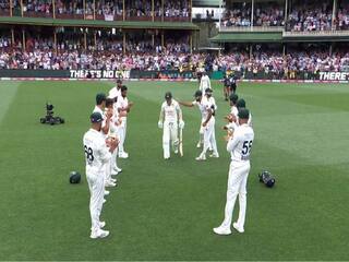 AUS VS PAK: पाकिस्तान के खिलाड़ियों ने जीता दिल, डेविड वॉर्नर को दिया खास सम्मान, देखें VIDEO