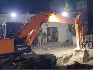 Watch Video: 5 घंटे के रेस्क्यू ऑपरेशन के बाद द्वारका में बोरवेल से बच्ची को सुरक्षित बचाया गया