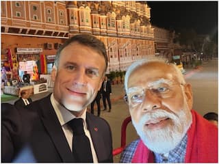 PM मोदी के साथ की सेल्फी Tweet कर बोले Emmanuel Macron- 'आपका साथ खुशी और गौरवान्वित करने वाला है'