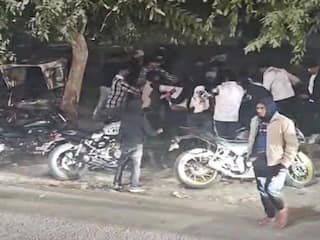 Fight Ka Video: मोमोज लेने के लिए भिड़ गया छात्रों का दो गुट, इतनी मारपीट हो गई यकीन नहीं होगा | देखिए वीडियो