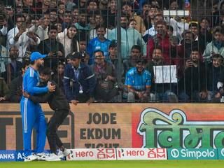 IND vs AFG 2nd T20I: विराट कोहली से गले लगने के लिए फैन ने सुरक्षा में लगाई सेंध, पुलिस ने धर दबोचा