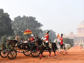 Republic Day: President Murmu, Chief Guest Macron Arrive In Traditional Horse-Drawn Buggy | WATCH