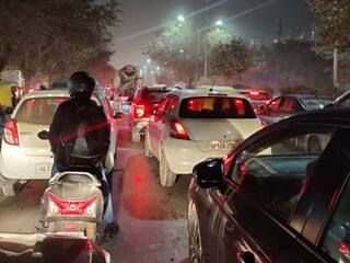 Noida News: गाड़ी पर लगी हल्की सी खरोंच तो ड्राइवर ने उतर कर की मारपीट, नोएडा एक्सप्रेसवे पर घंटों लगा जाम